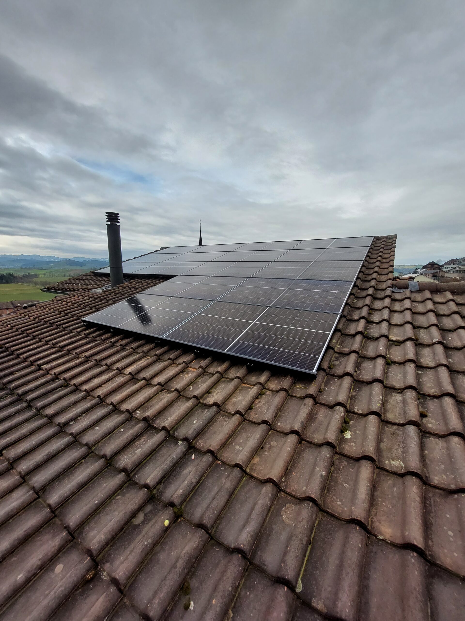 A Gasser Wauwil Aufdachanlage auf Steildach INDASOL Solar