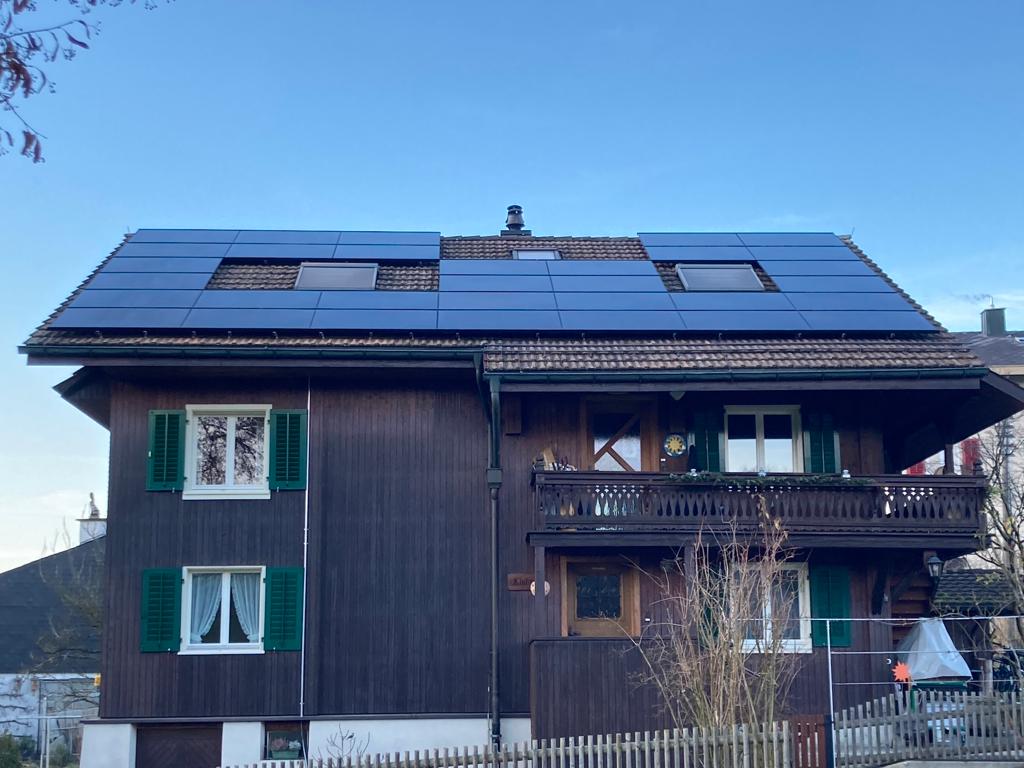 Bienz Horw Aufdachanlage auf Steildach INDASOL Solar