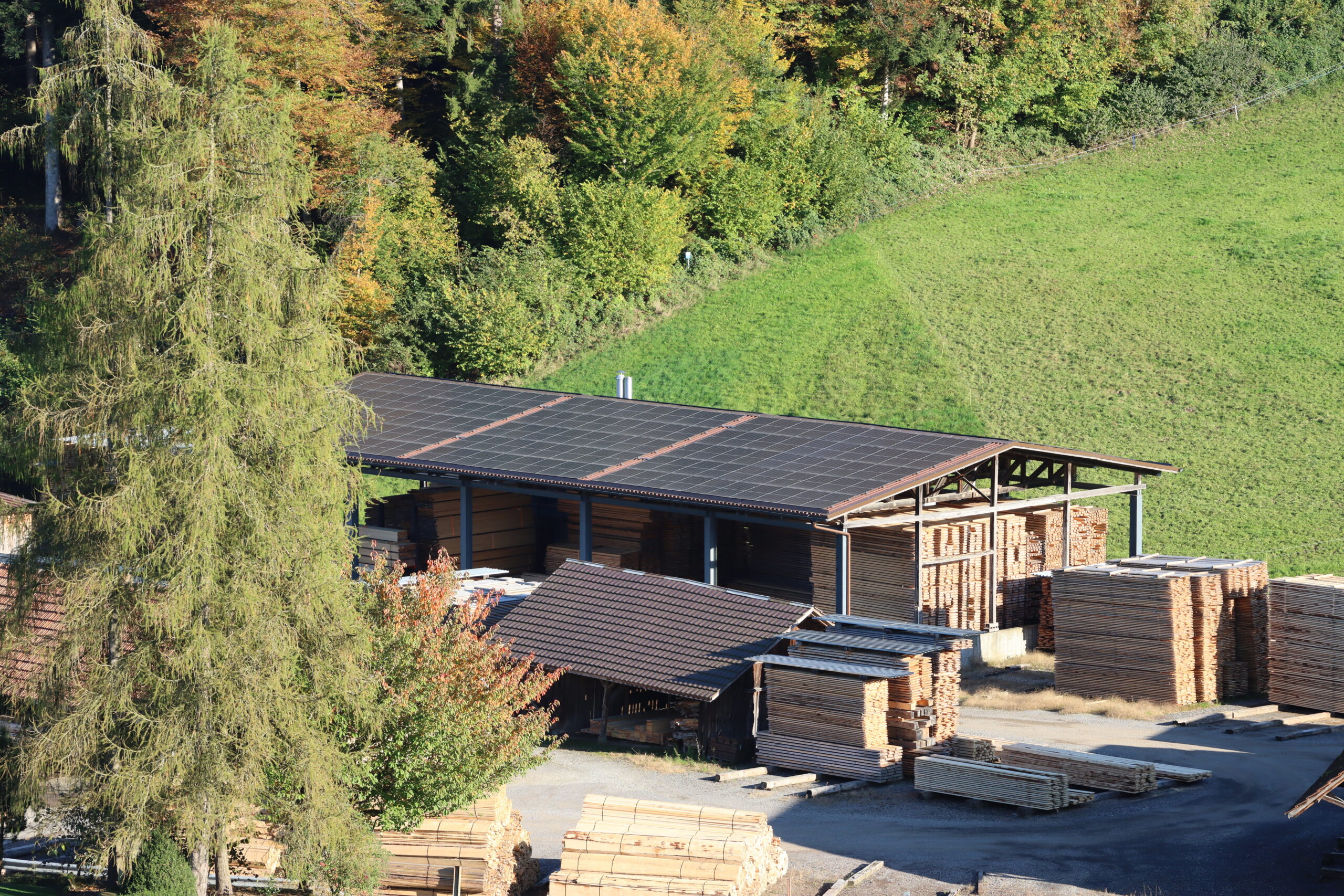 Bild Kneubühler Richenthal Aufdachanlage auf Steildach INDASOL Solar