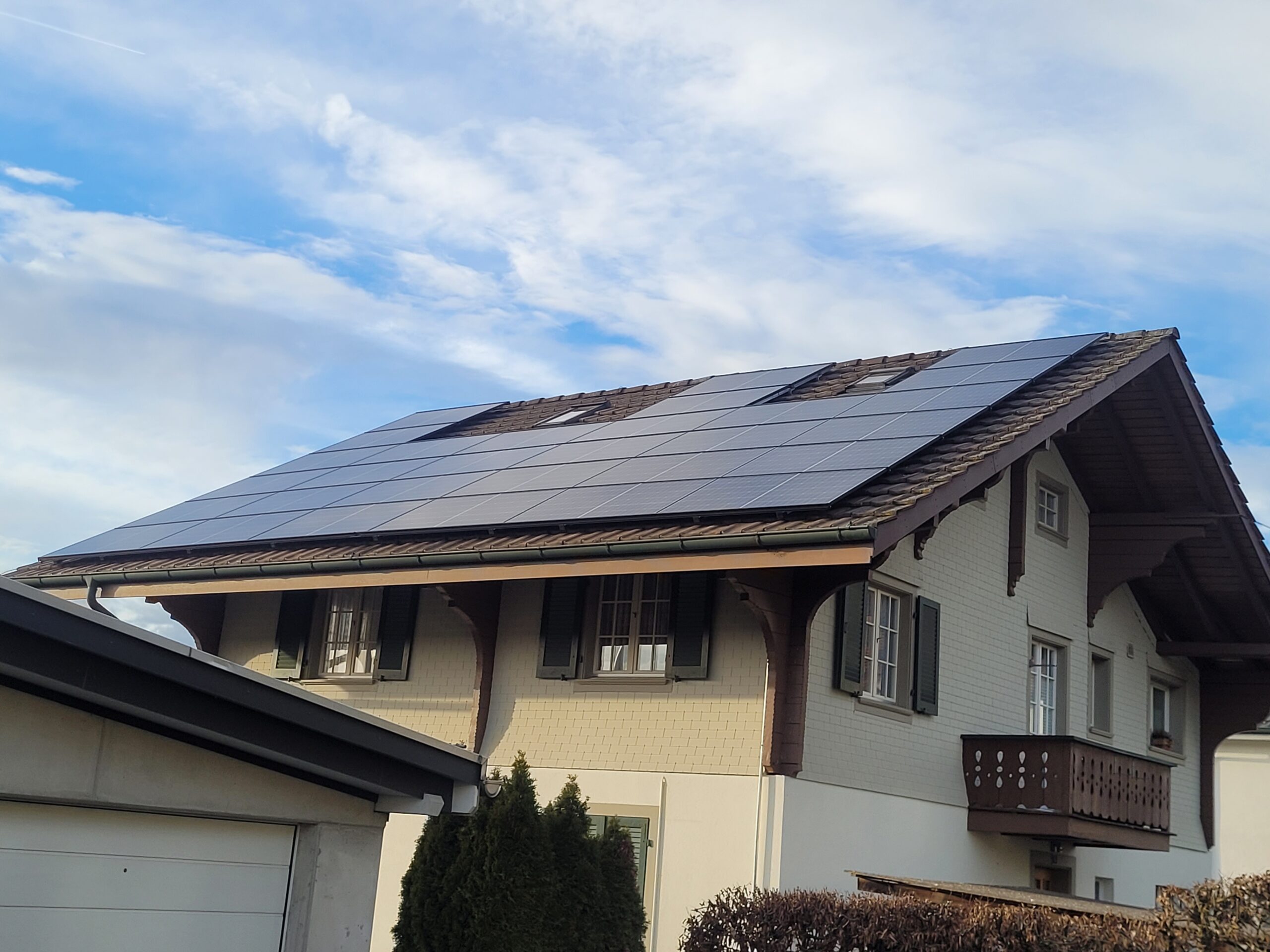 Brücker Nebikon Aufdachanlage auf Steildach INDASOL Solar