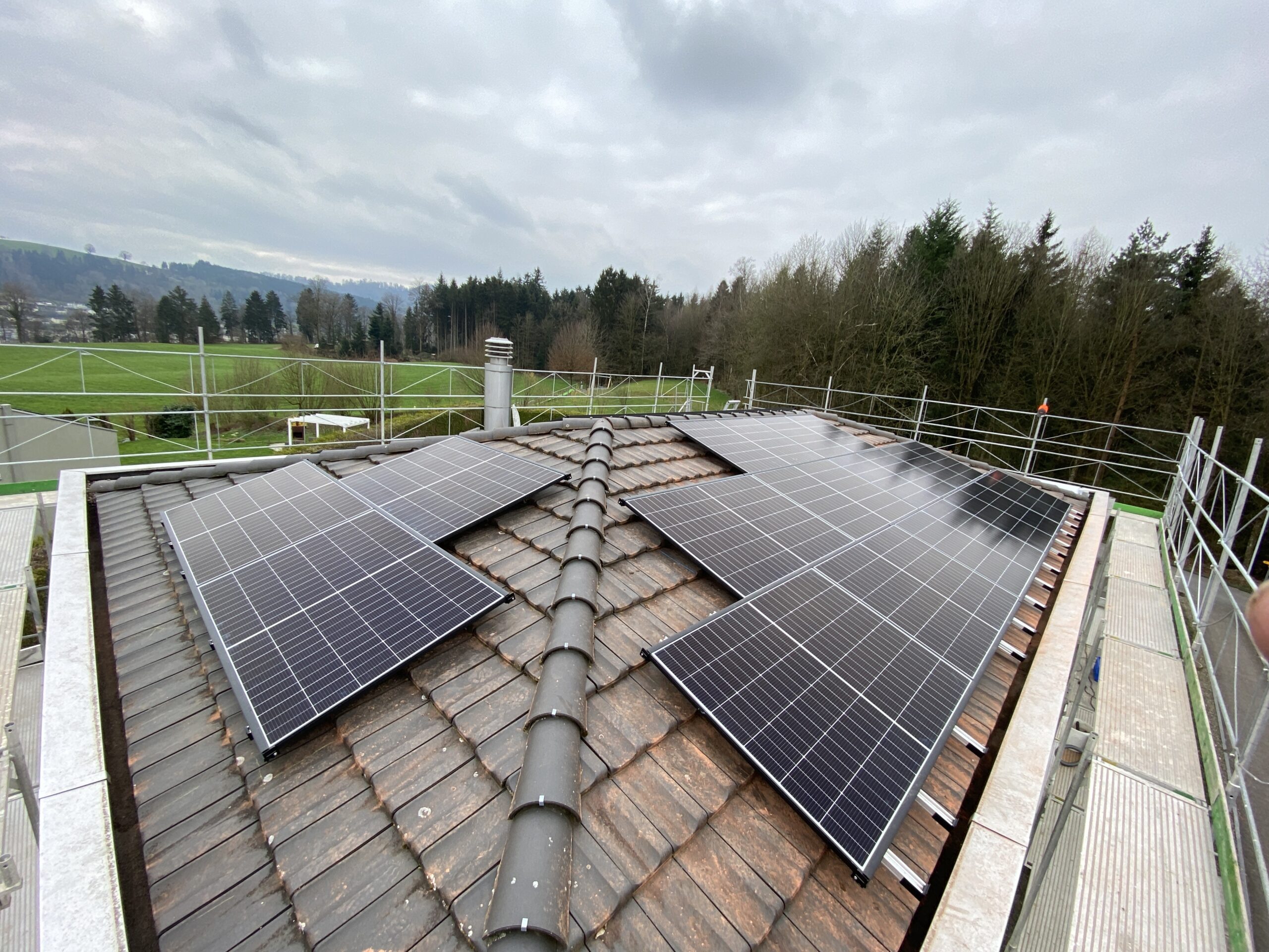 Bucher Buchrain Aufdachanlage auf Steildach INDASOL Solar