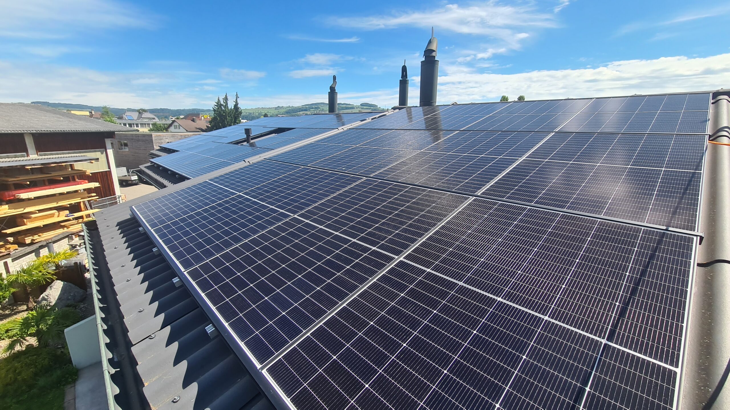 Aufdachanlage auf Steildach INDASOL Solar Sursee
