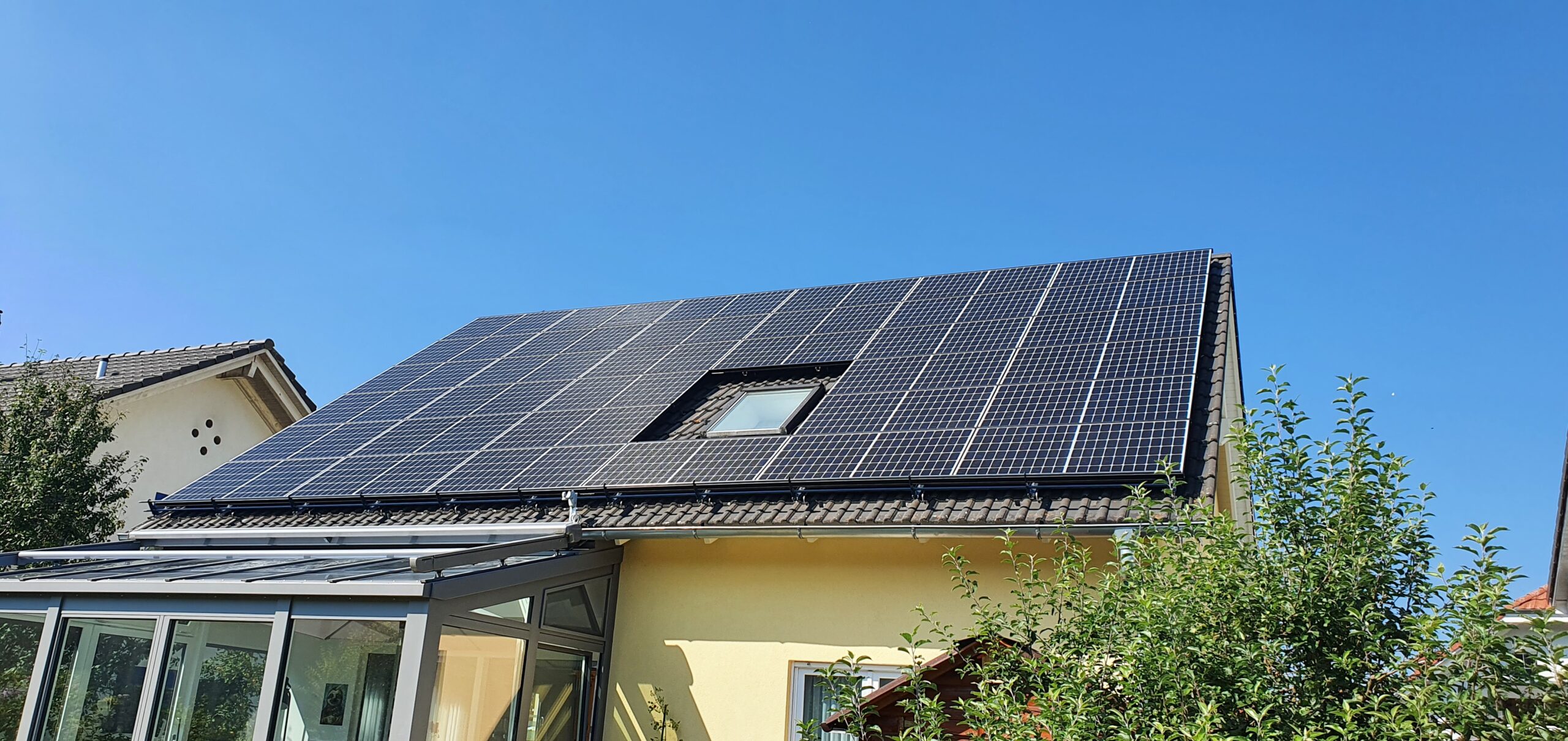 Aufdachanlage auf Steildach INDASOL Solar Nottwil