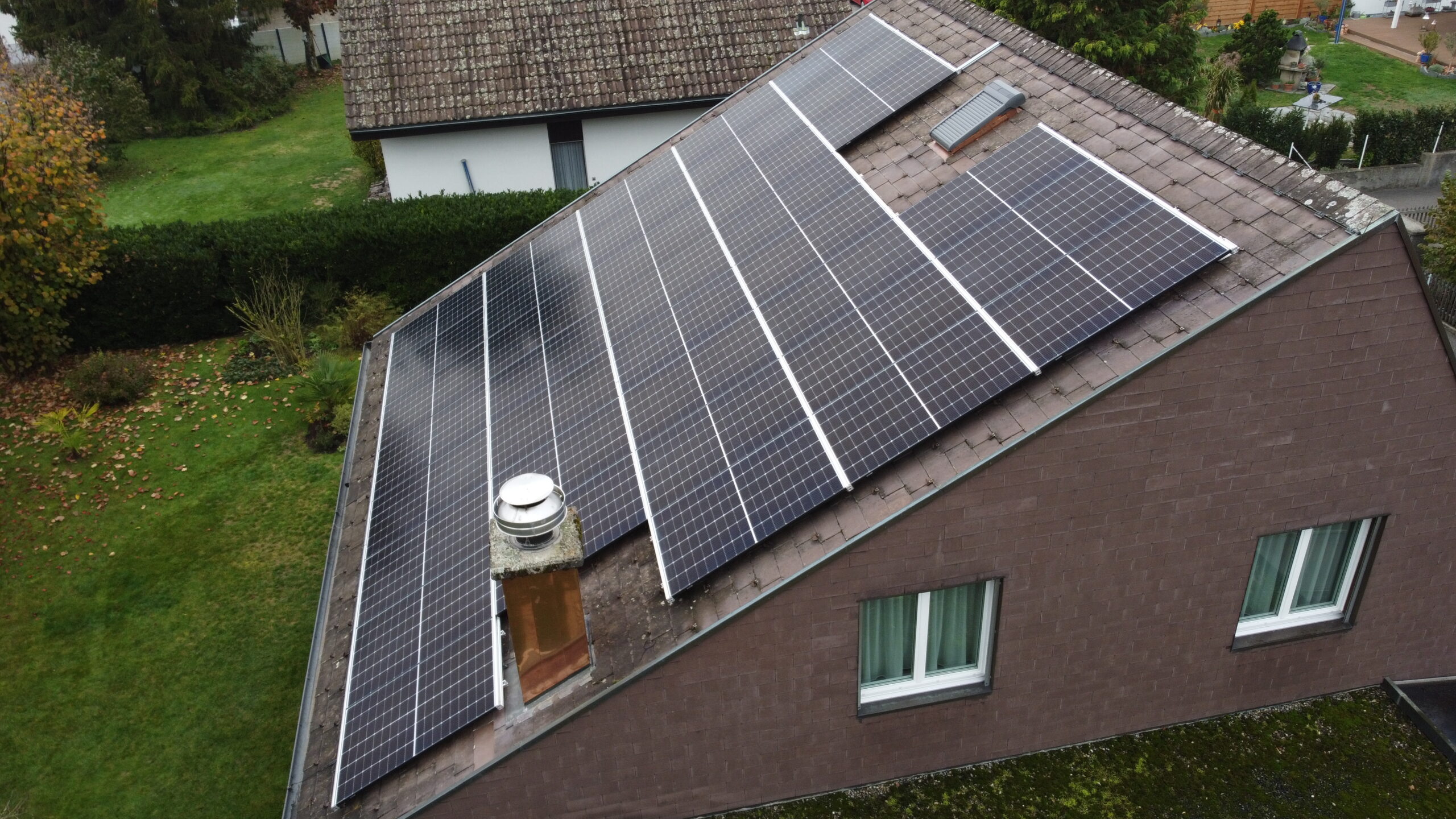 Aufdachanlage auf Steildach INDASOL Solar Langenthal