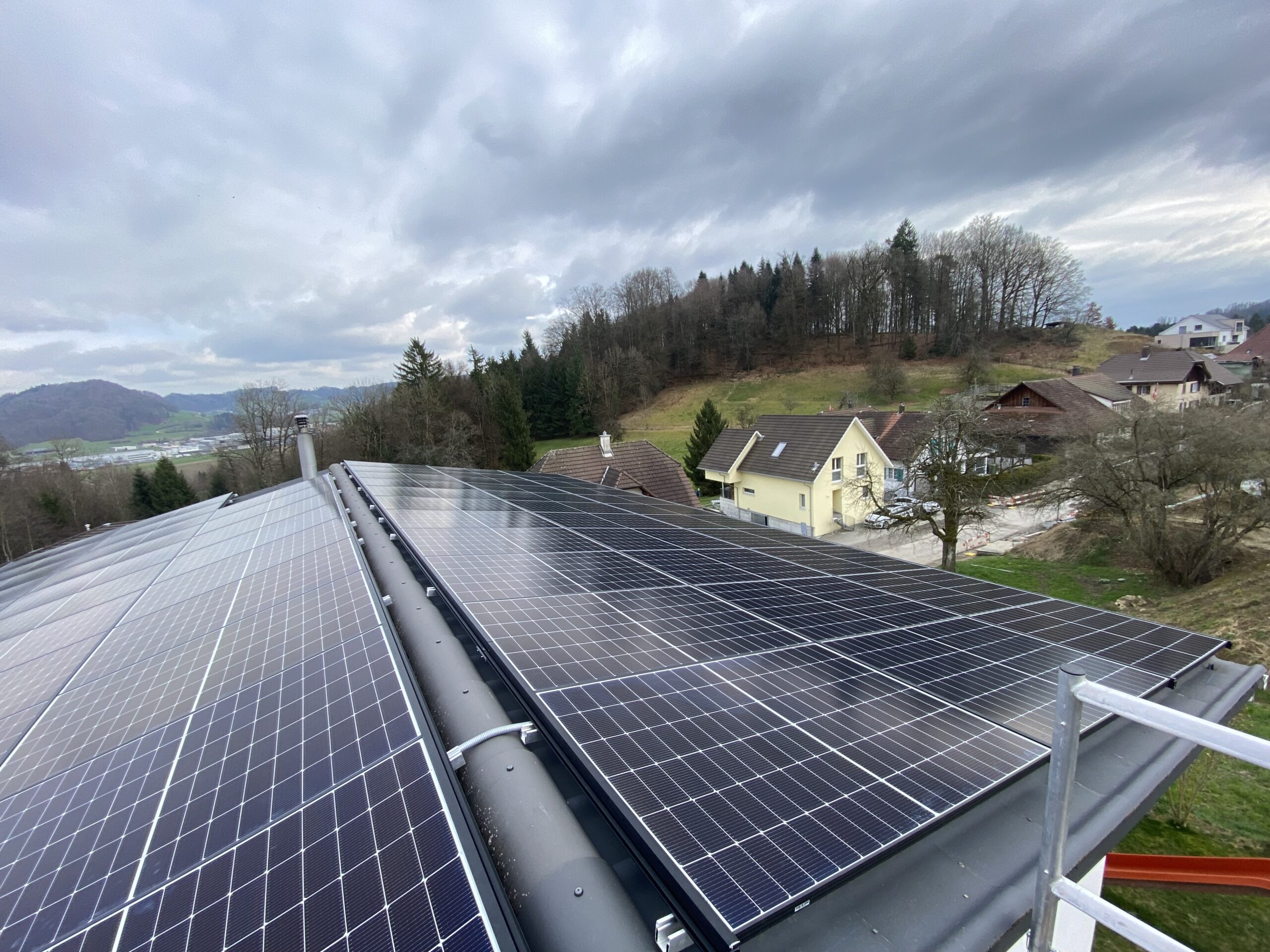 Aufdachanlage auf Steildach INDASOL Solar Zentralschweiz