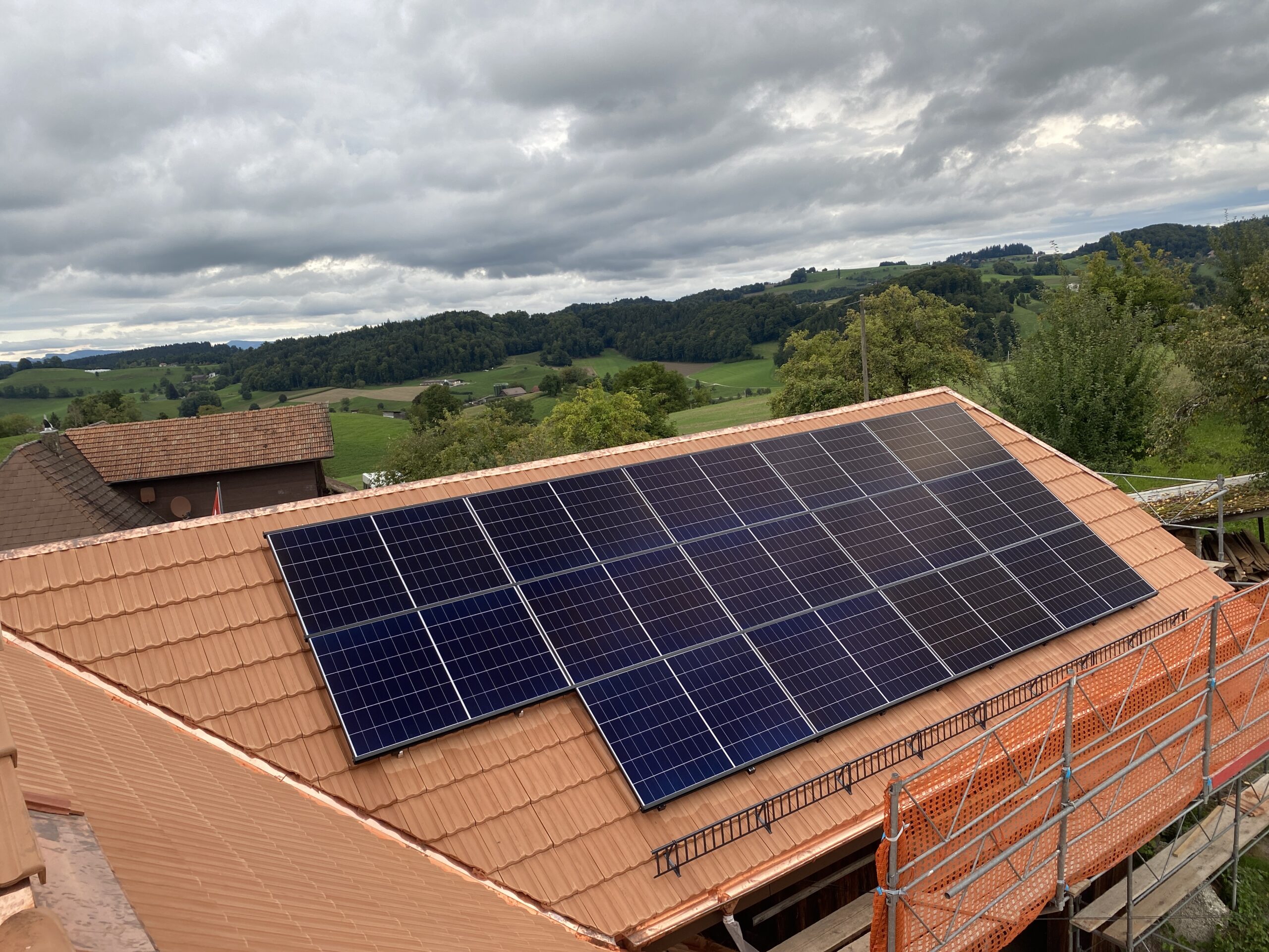 Aufdachanlage auf Steildach INDASOL Solar