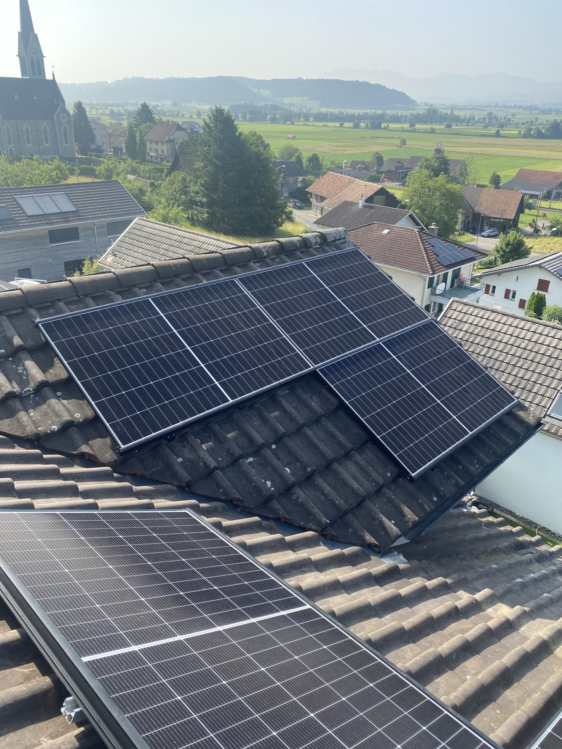 Aufdachanlage auf Steildach INDASOL Solar Triengen