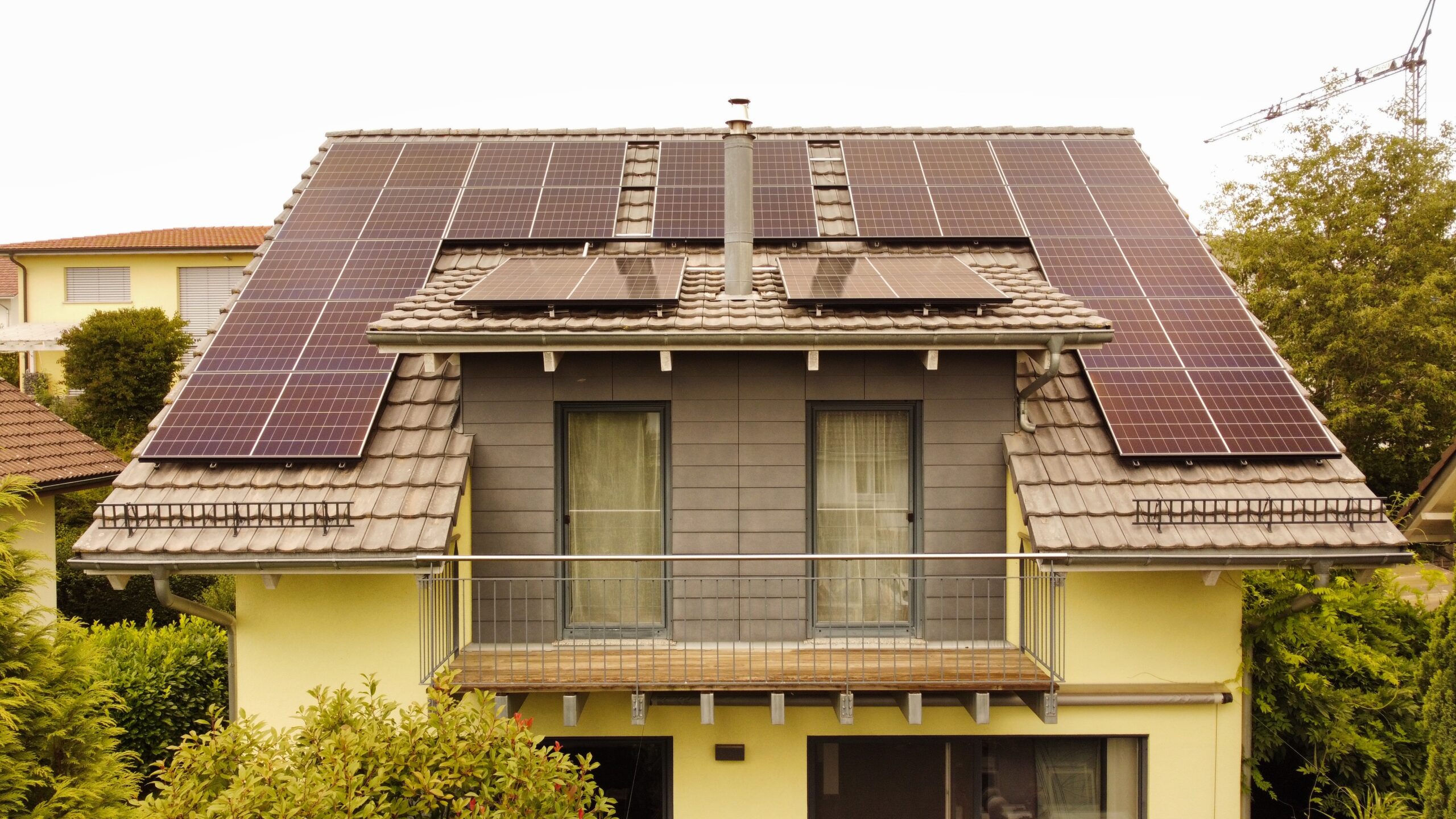 Aufdachanlage auf Steildach INDASOL Solar Beromünster