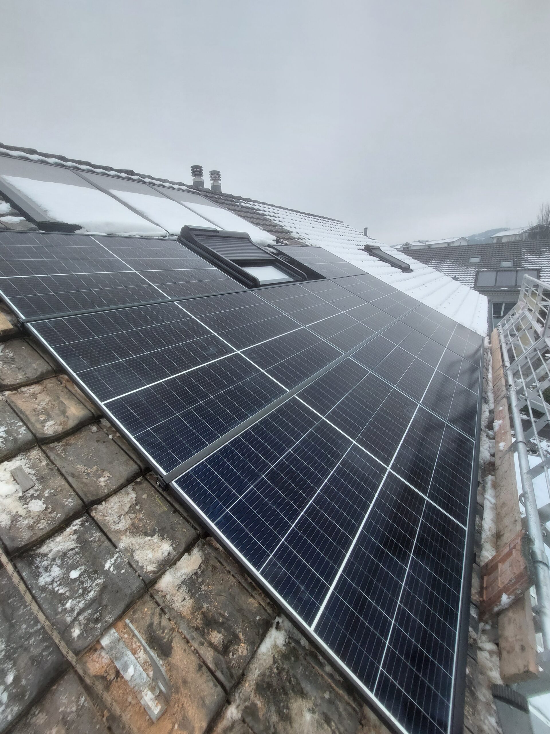 Gassmann Sursee Aufdachanlage auf Steildach INDASOL Solar