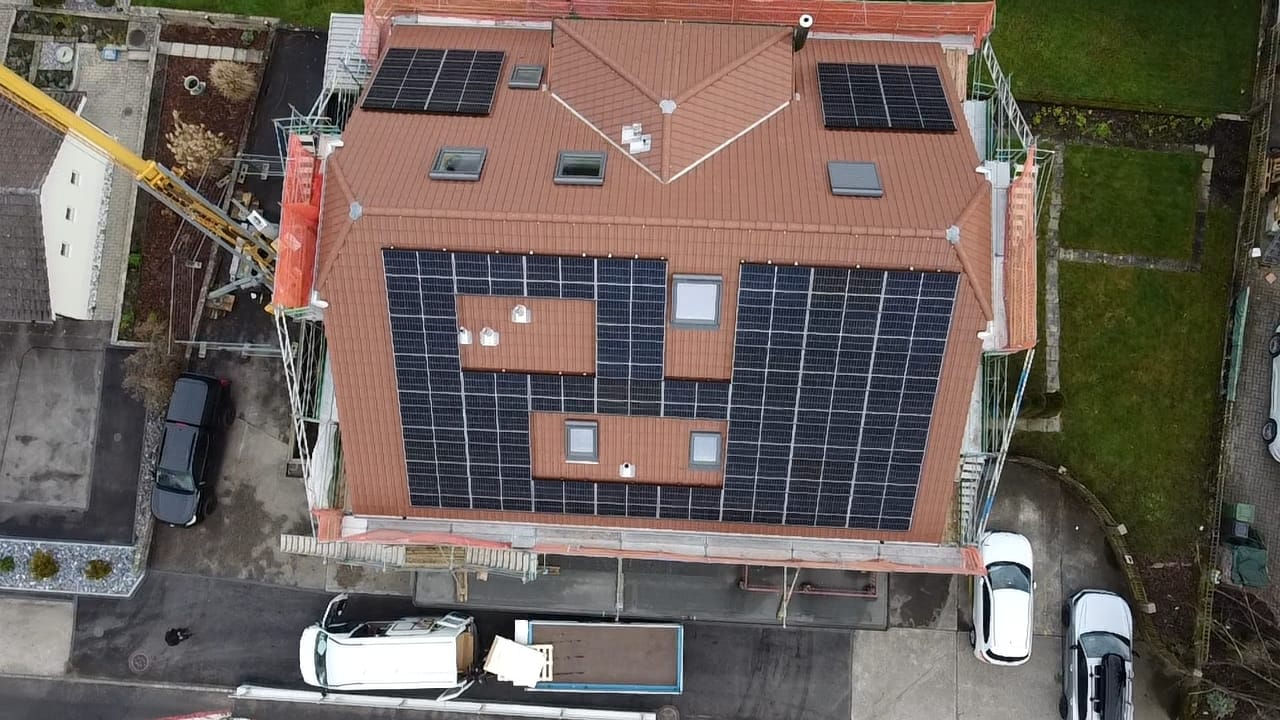 Gilli Richenthal Aufdachanlage auf Steildach INDASOL Solar