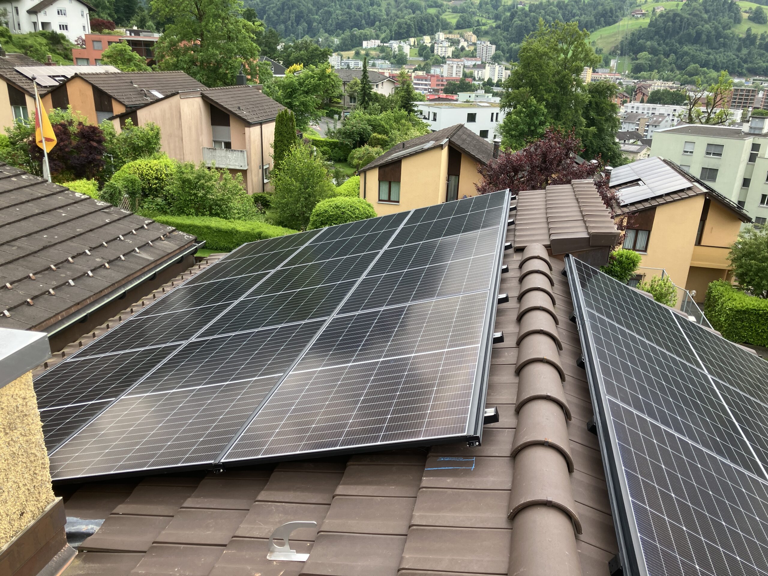 Hasler Horw Aufdachanlage auf Steildach NDASOL Solar