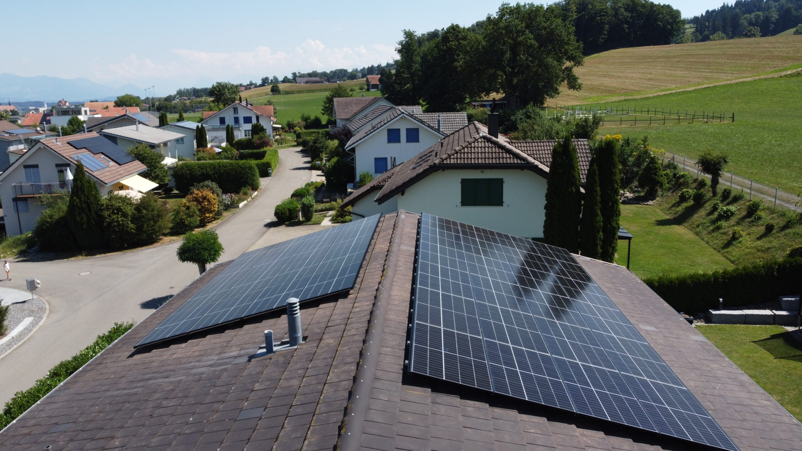 Aufdachanlage auf Steildach in Nottwil INDASOL Solar