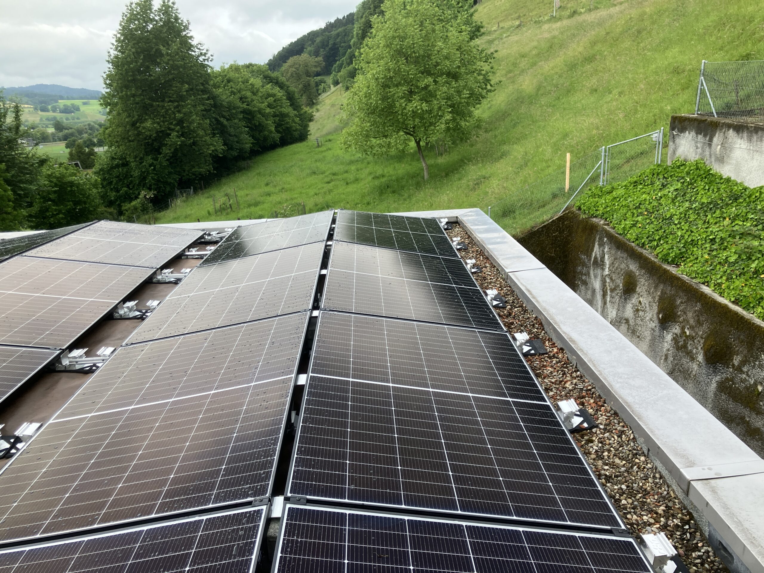 Sursee Luzern Kriens Flachdach Solaranlage auf Einfamilienhaus