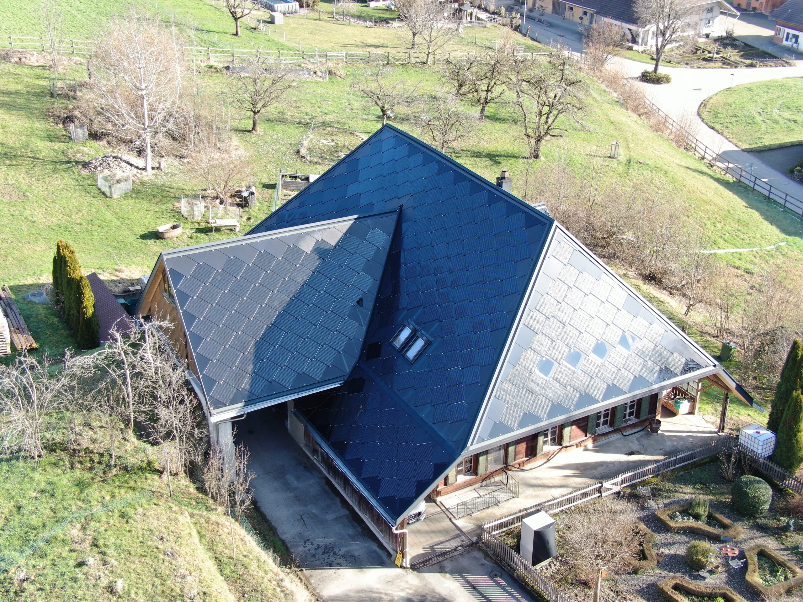 solar sursee indach Indachanlage mit Solarmodulen statt Dachziegel in Bern