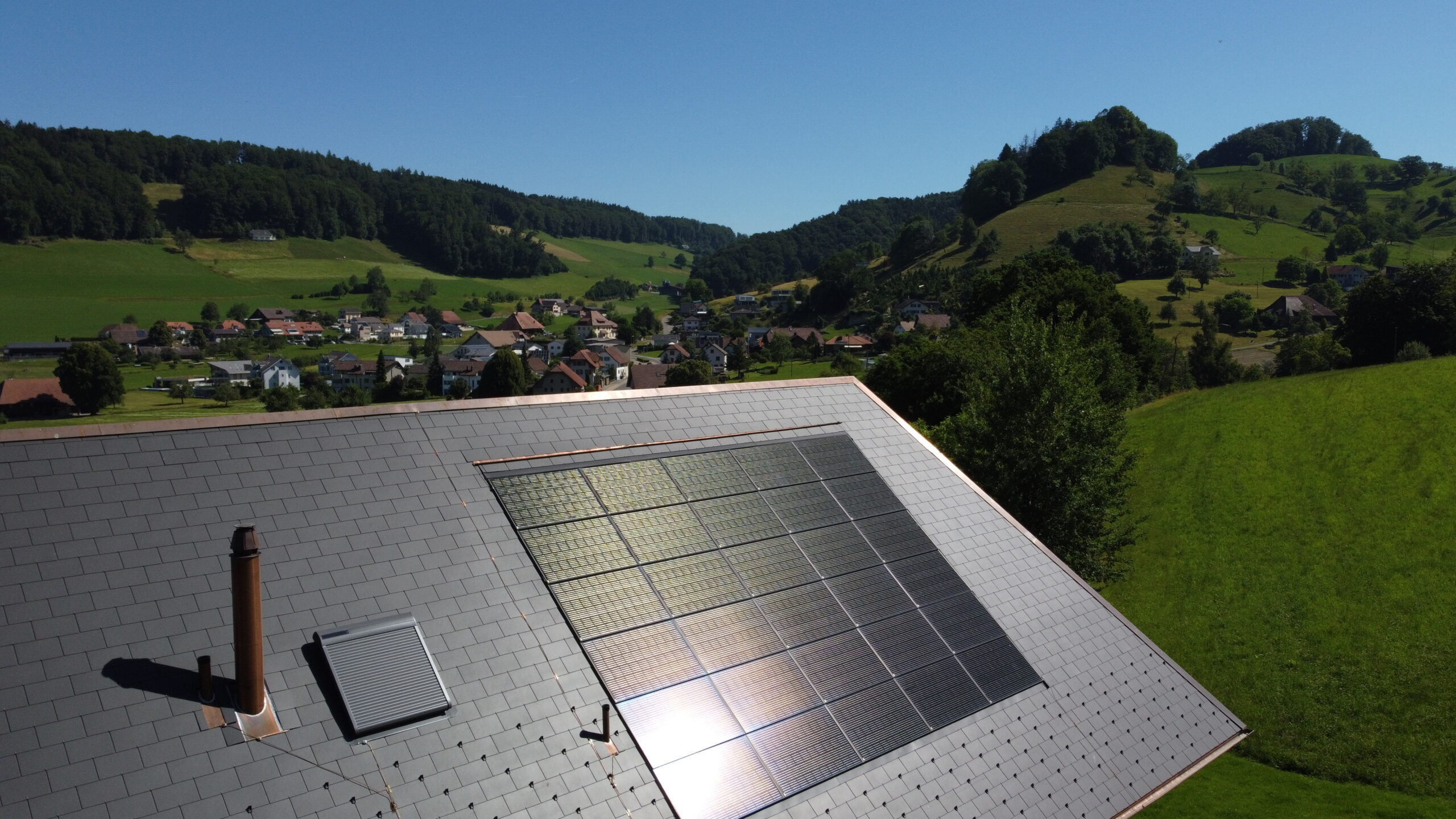 Solaranlage bauen Indachanlage mit Solarmodulen statt Dachziegel in Sursee