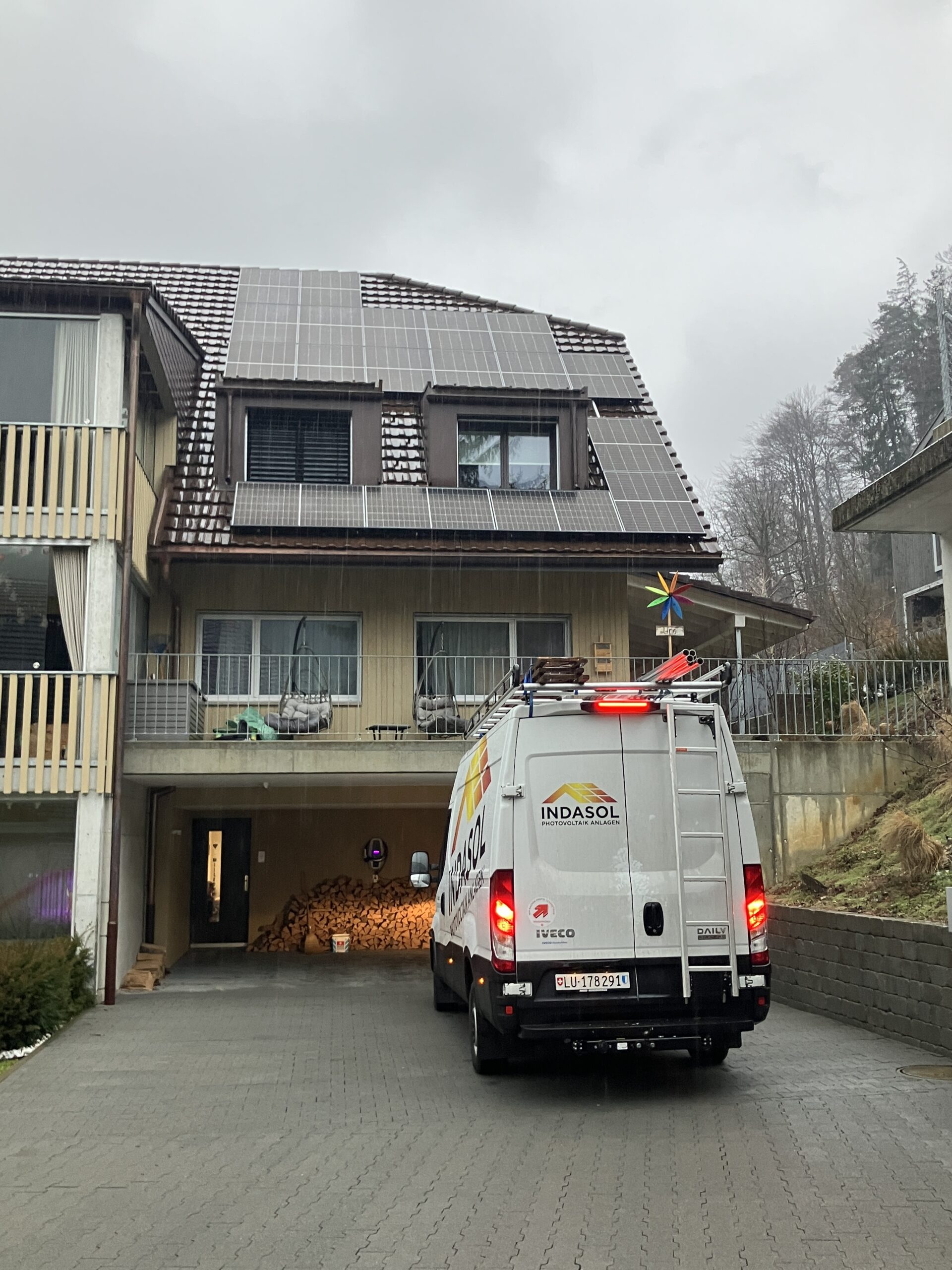 Solarprofi Aufdach Photovoltaik für Einfamilienhaus Reiden