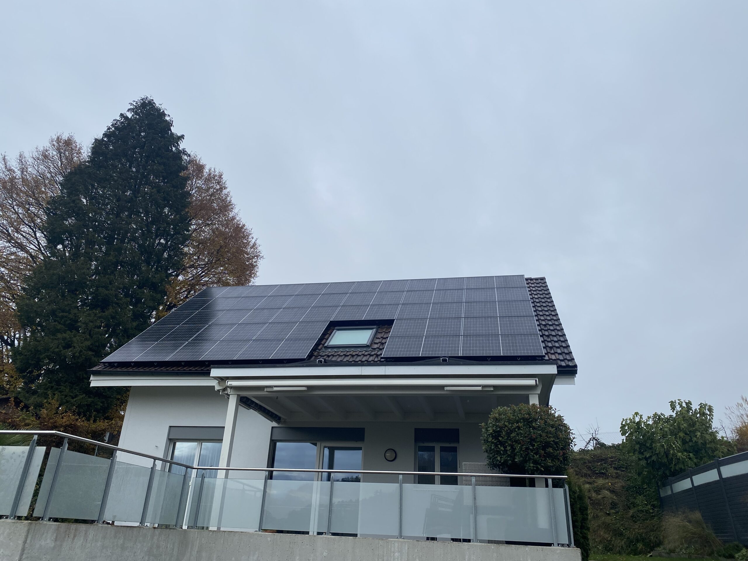 Wirz Reiden Aufdachanlage auf Steildach INDASOL Solar