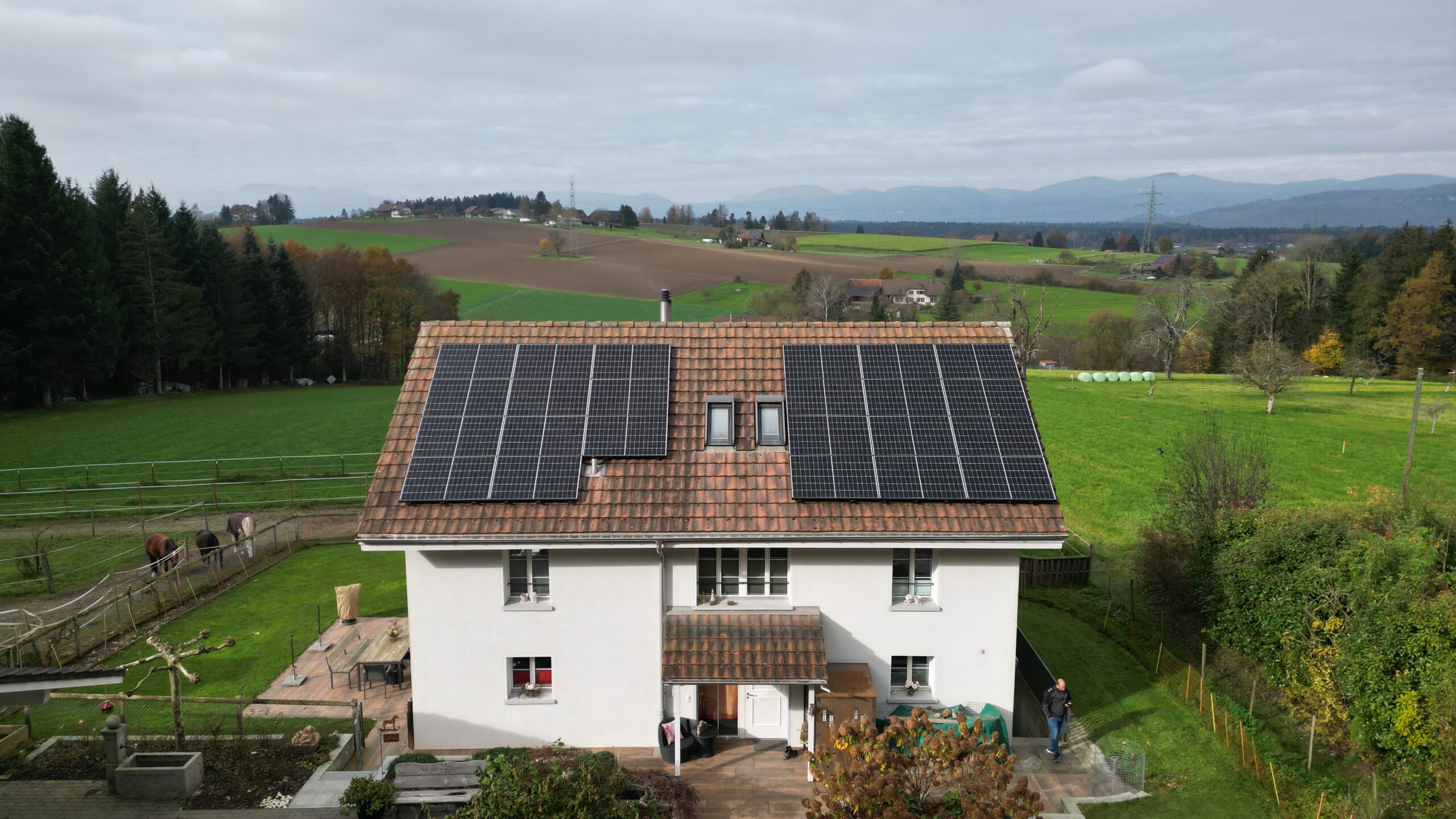 Brittnau Aufdachanlage auf Steildach INDASOL Solar