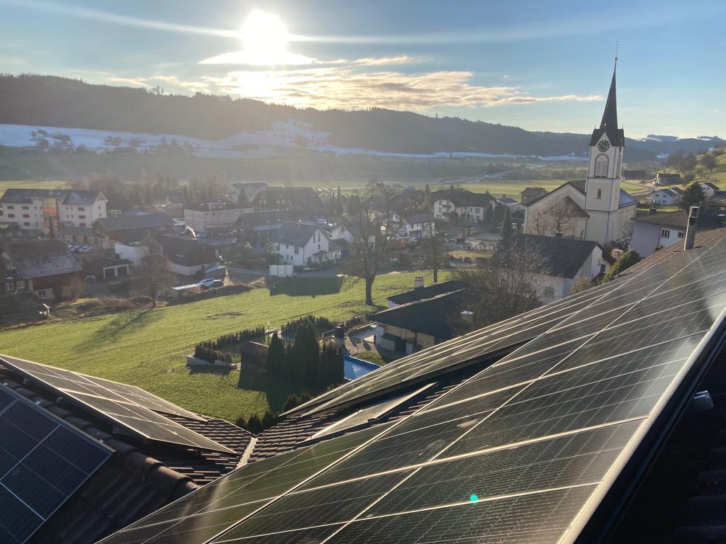 Zemp Uffikon Aufdachanlage auf Steildach INDASOL Solar