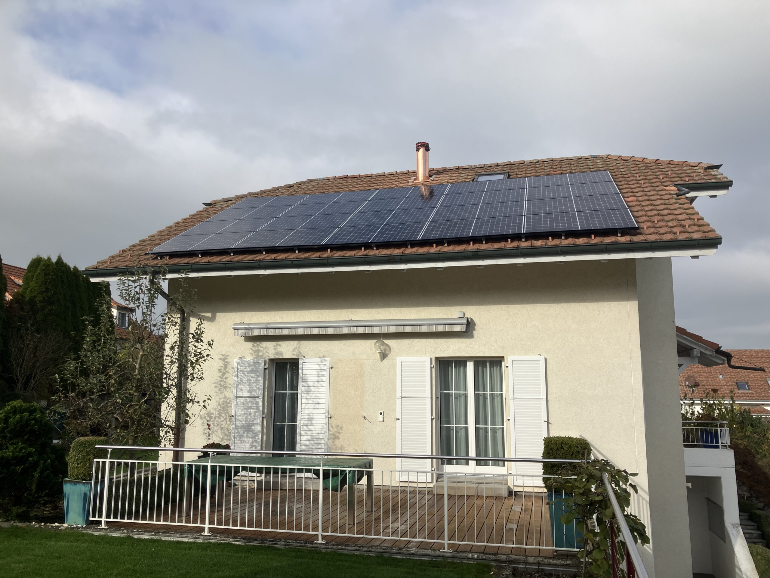 Wauwil Aufdachanlage auf Steildach INDASOL Solar