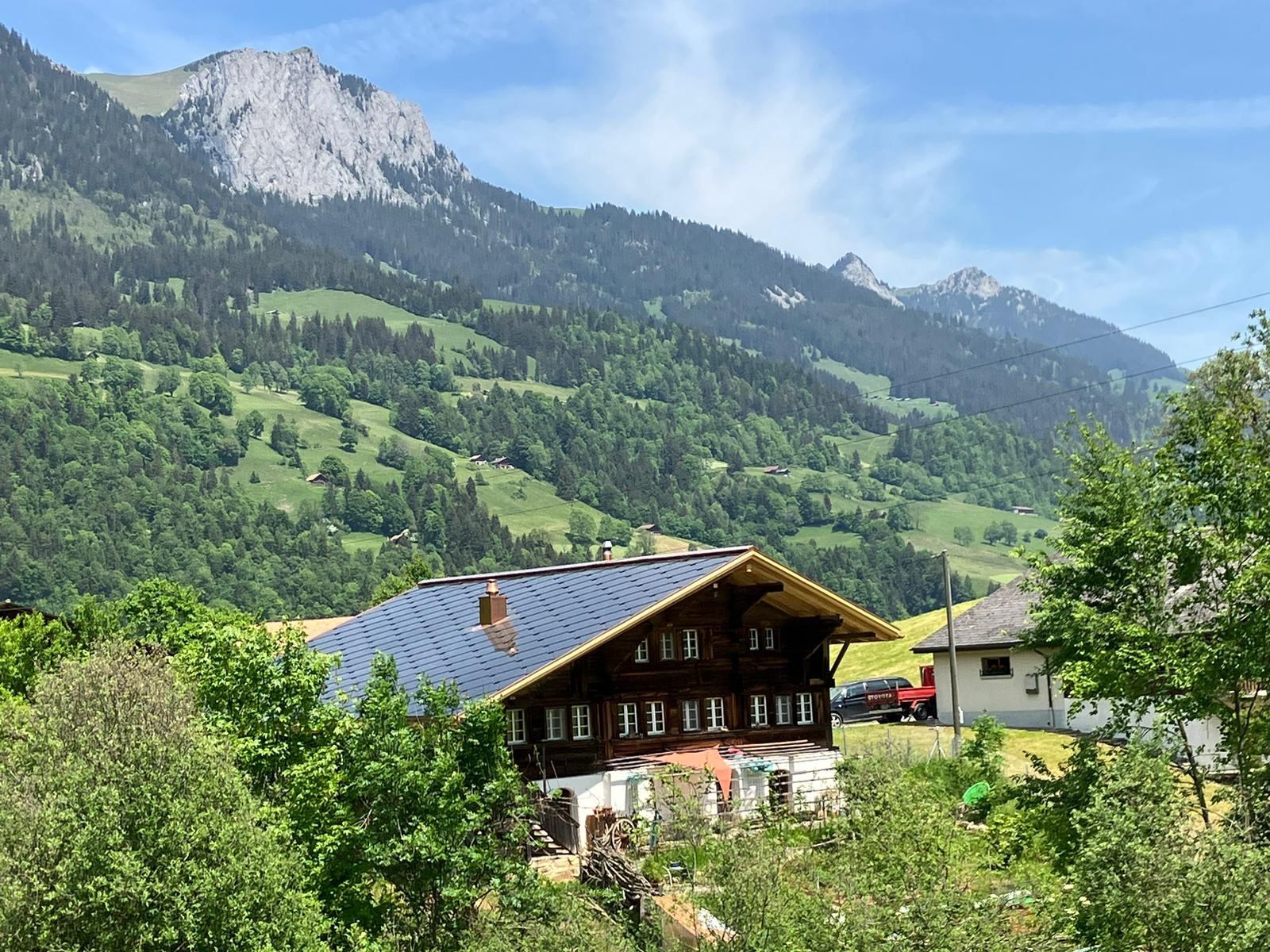 Indach Solar Bern Indachanlage mit Solarmodulen statt Dachziegel in Reiden